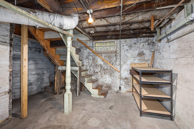 Building Photo - 647 Fairview Ave NE