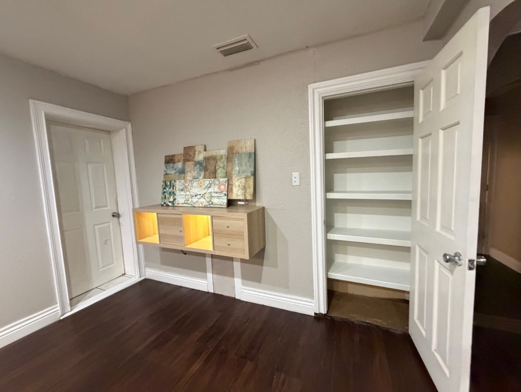 Building Photo - 505 E Columbus Dr