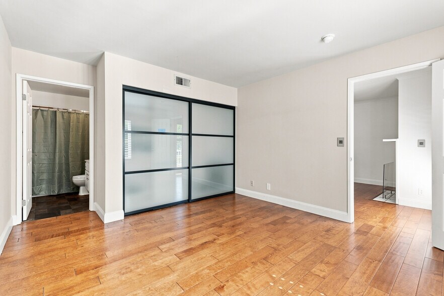 Building Photo - 6638 N Clybourn Ave