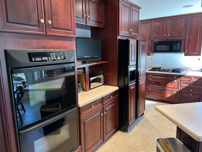 Building Photo - 4 Bedroom 3.5 Bath House Furnished With At...