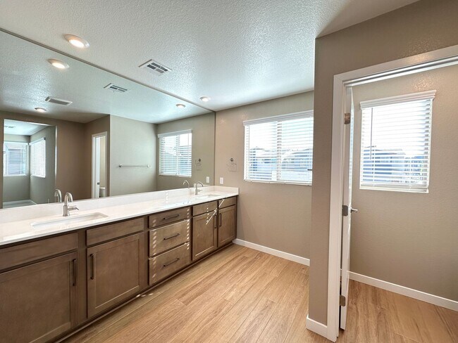 Building Photo - Inspirada Town Center