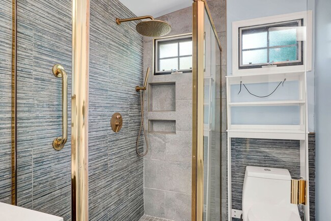 Building Photo - Spacious 4 bed, 2.5 Bath Home with Bonus Room and Pool in Palo Alto!