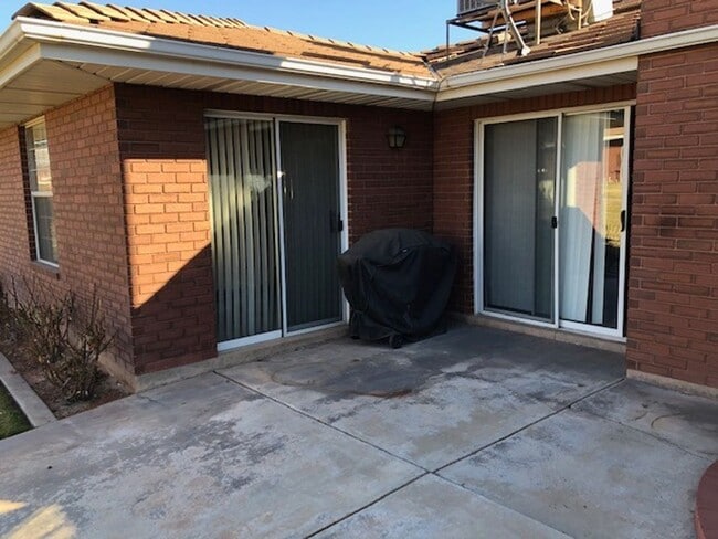 Building Photo - Awesome Shadowbrook Townhome in the Center of it all!