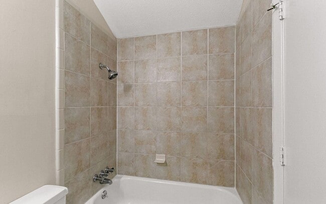 Building Photo - Live Where Convenience Meets Comfort in Lakebend!