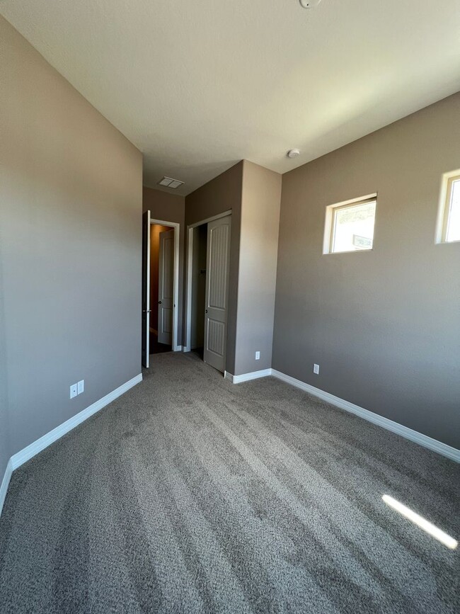 Building Photo - New Build 3 Bedroom, Two Bath with Office/...