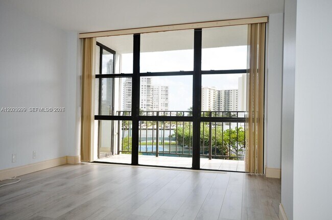 Building Photo - 1000 Parkview Dr