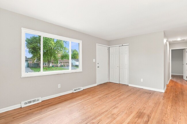 Building Photo - 5233 Fullerton Dr