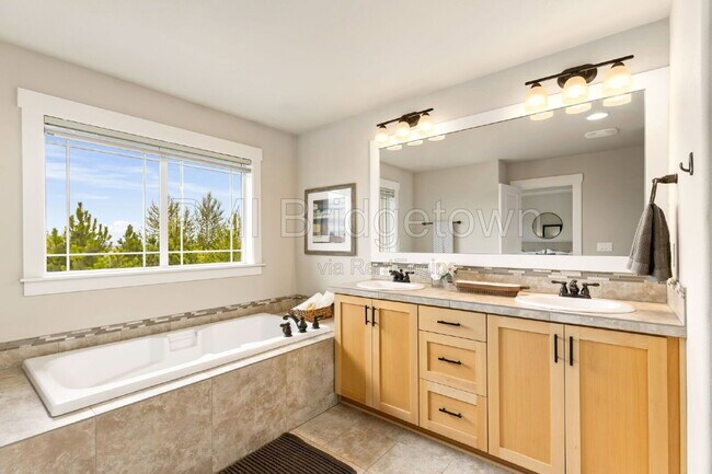 Building Photo - 14780 NW Hydrangea Ct