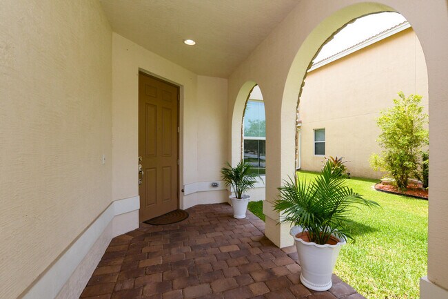 Building Photo - 713 NW Leonardo Cir