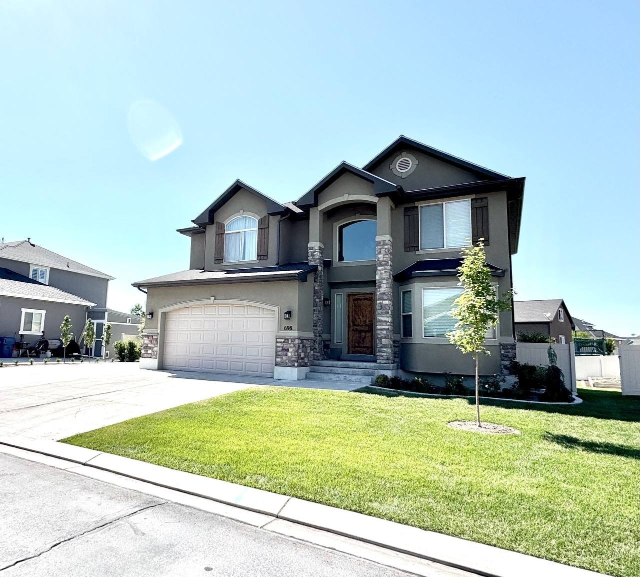 Building Photo - 698 S Lake View Dr
