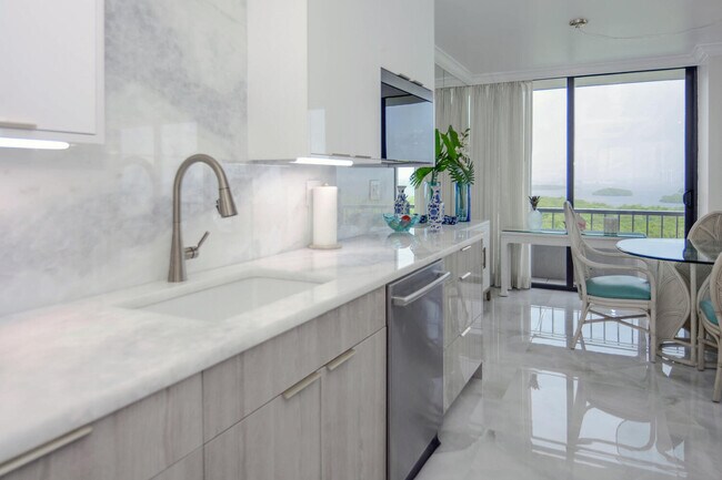 Building Photo - 5540 N Ocean Dr