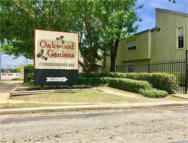 Building Photo - 2 bed/ 2 bath condo