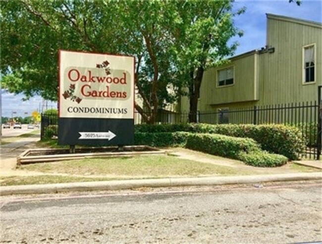 Building Photo - 2 BR 2.5 BA Two Story Townhome