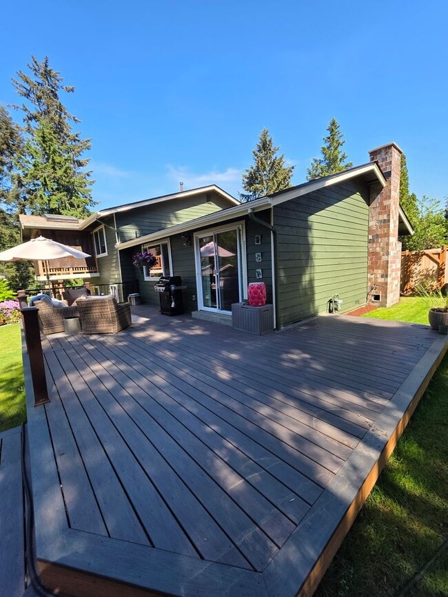 Building Photo - Lea Hill tri-level home - 3 bedroom 2.5 bath home - Feels like new/ Remodeled - A Must see - Avai...