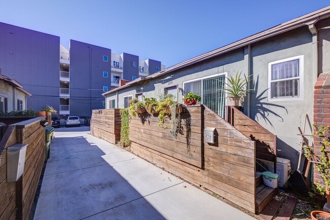 Building Photo - 3216 Bellevue Ave