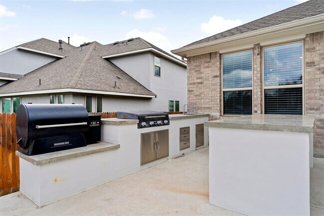 Building Photo - 261 Double L Dr