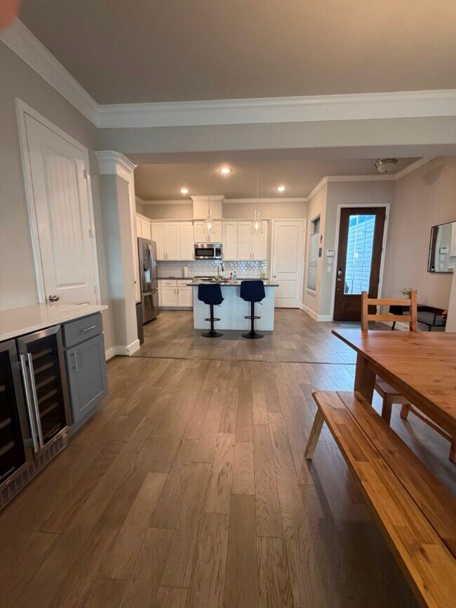 Building Photo - 4610 Center St