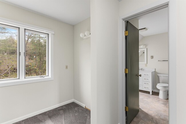 Building Photo - 2BD/1.5BA Shelburne Townhouse