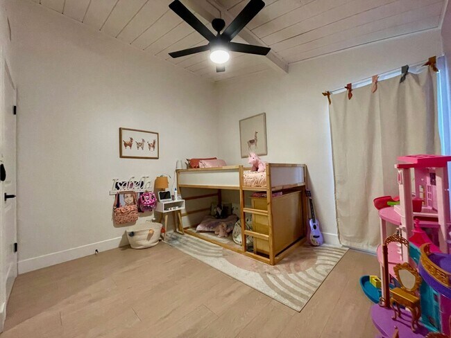 Building Photo - Gorgeous Mid century Modern home in San Carlos
