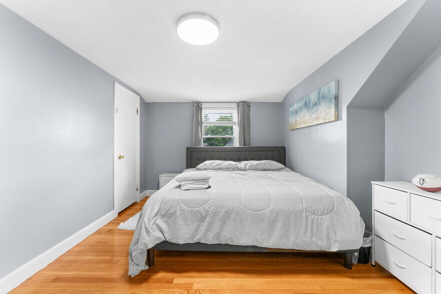 Building Photo - 44 Woodlawn Ave