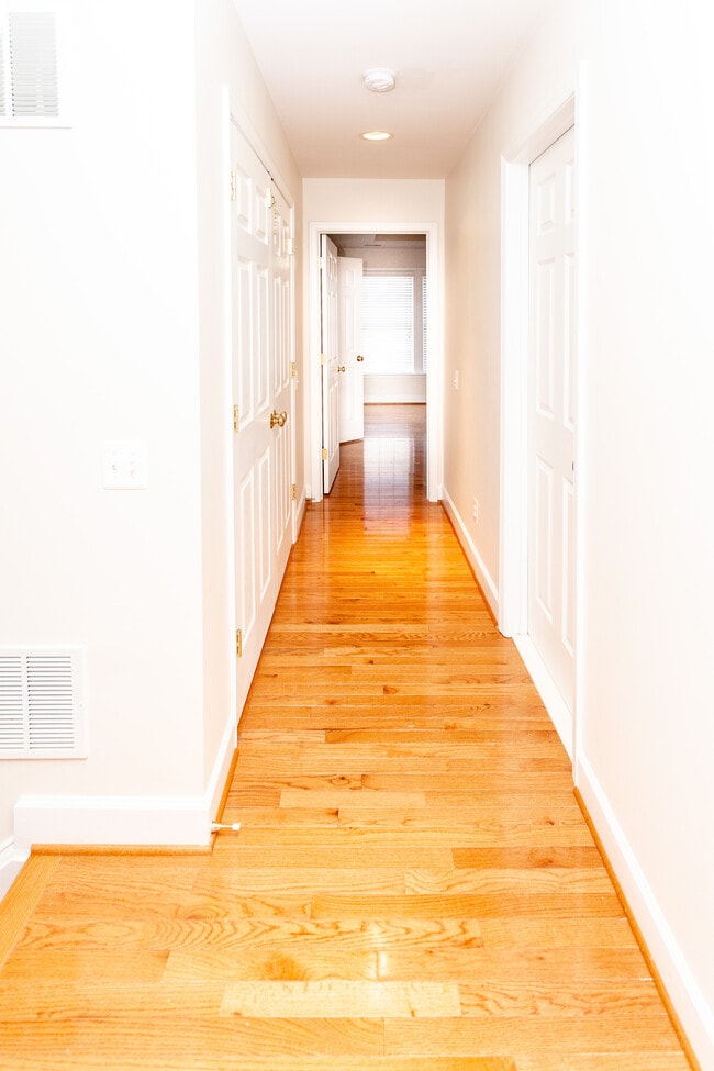 Building Photo - 2443 Huntington Park Dr
