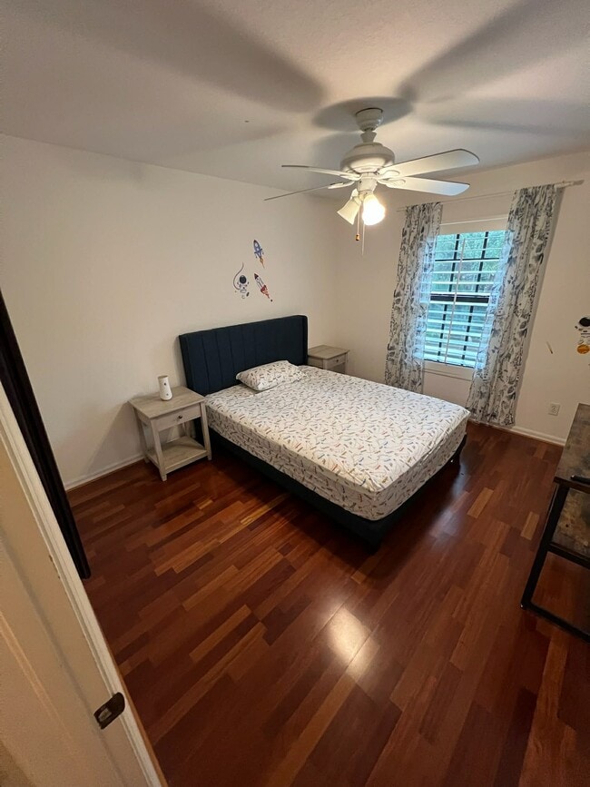 Building Photo - 7575 Meadow Lakes Dr