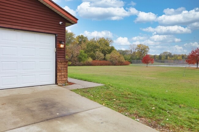 Building Photo - 3403 Robin Ave SW