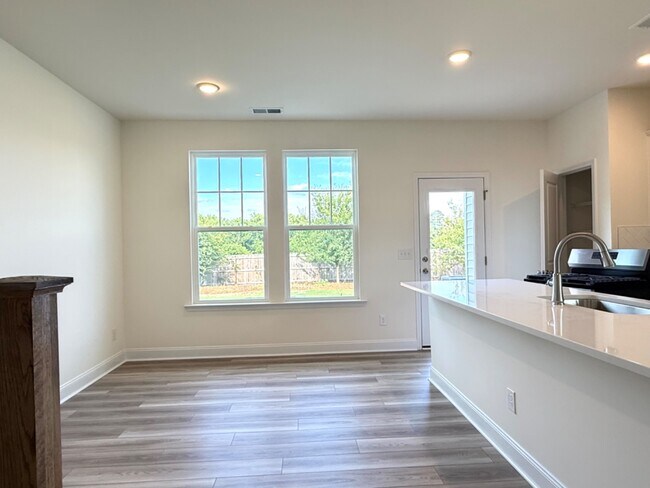 Building Photo - 3 Bedroom End unit Townhome Double Driveway - Lots of Natural Light