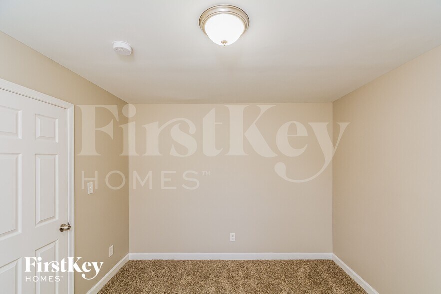 Building Photo - 701 Whitby Ct