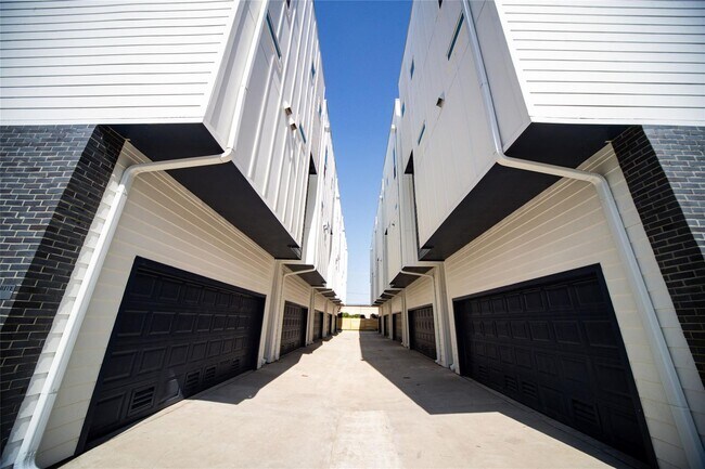 Building Photo - 236 Urbane Crst Dr