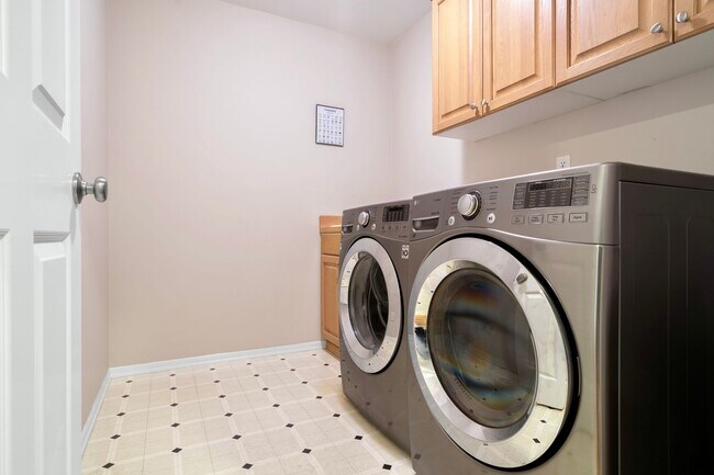 Building Photo - Spacious 5 Bedroom 3 Bath Home w/ 3-Car Garage and New Updates!