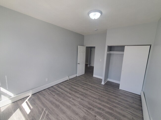 Building Photo - 14 Abbotsford St