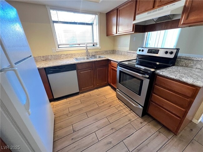 Building Photo - 7300 W Pirates Cove Rd