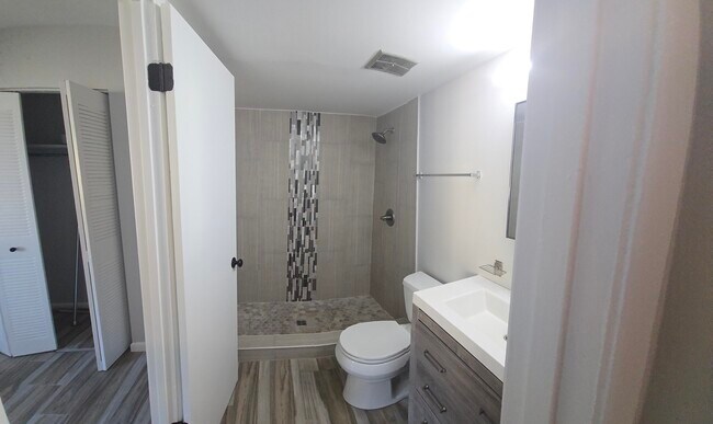 Building Photo - 308 Miracle Strip Pkwy SW