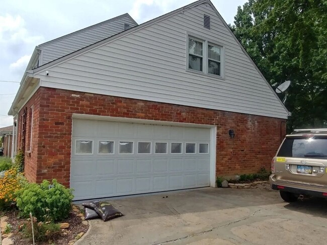 Building Photo - 8424 Holiday Hills Dr