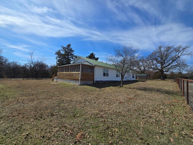 Building Photo - Remodeled 3 bed 2 bath home in Asher!