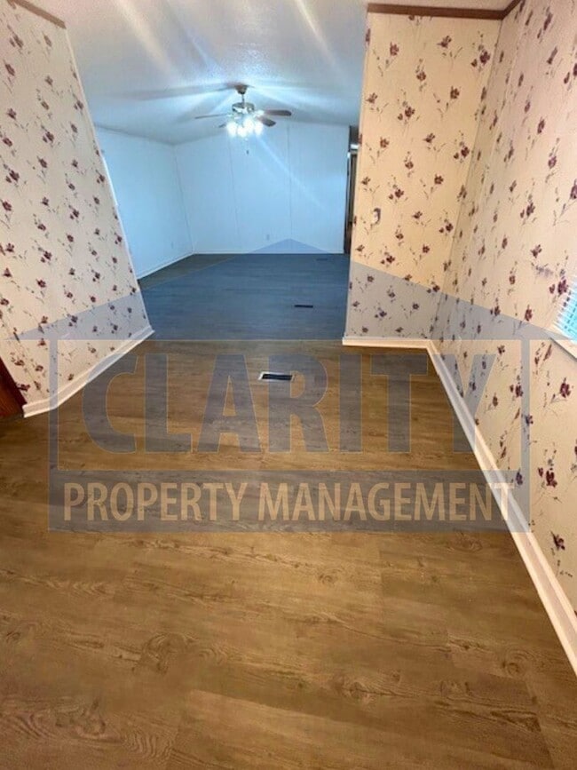 Building Photo - Three bedroom single level home!