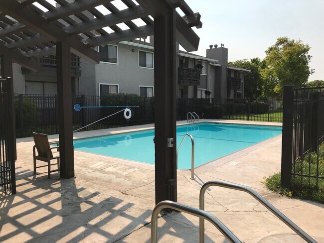 Primary Photo - 425 W Laurel Dr