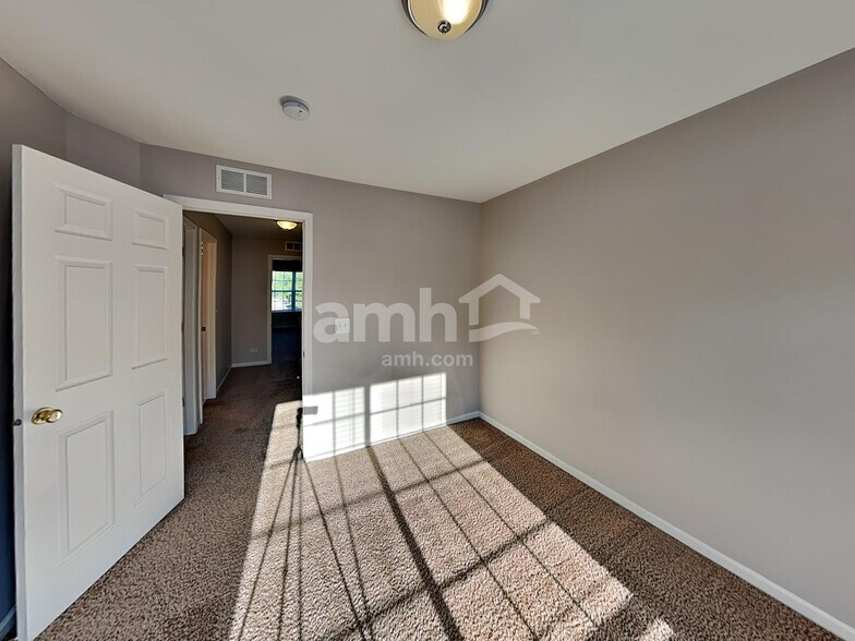 Building Photo - 2422 Claremont Ln