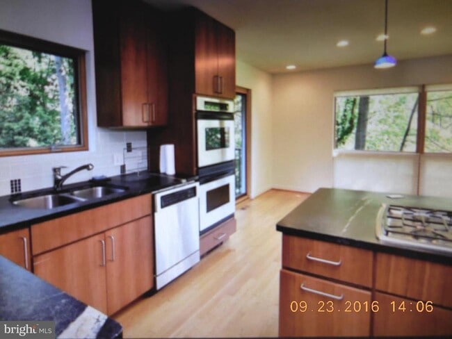 Building Photo - 8 Azalea Ln