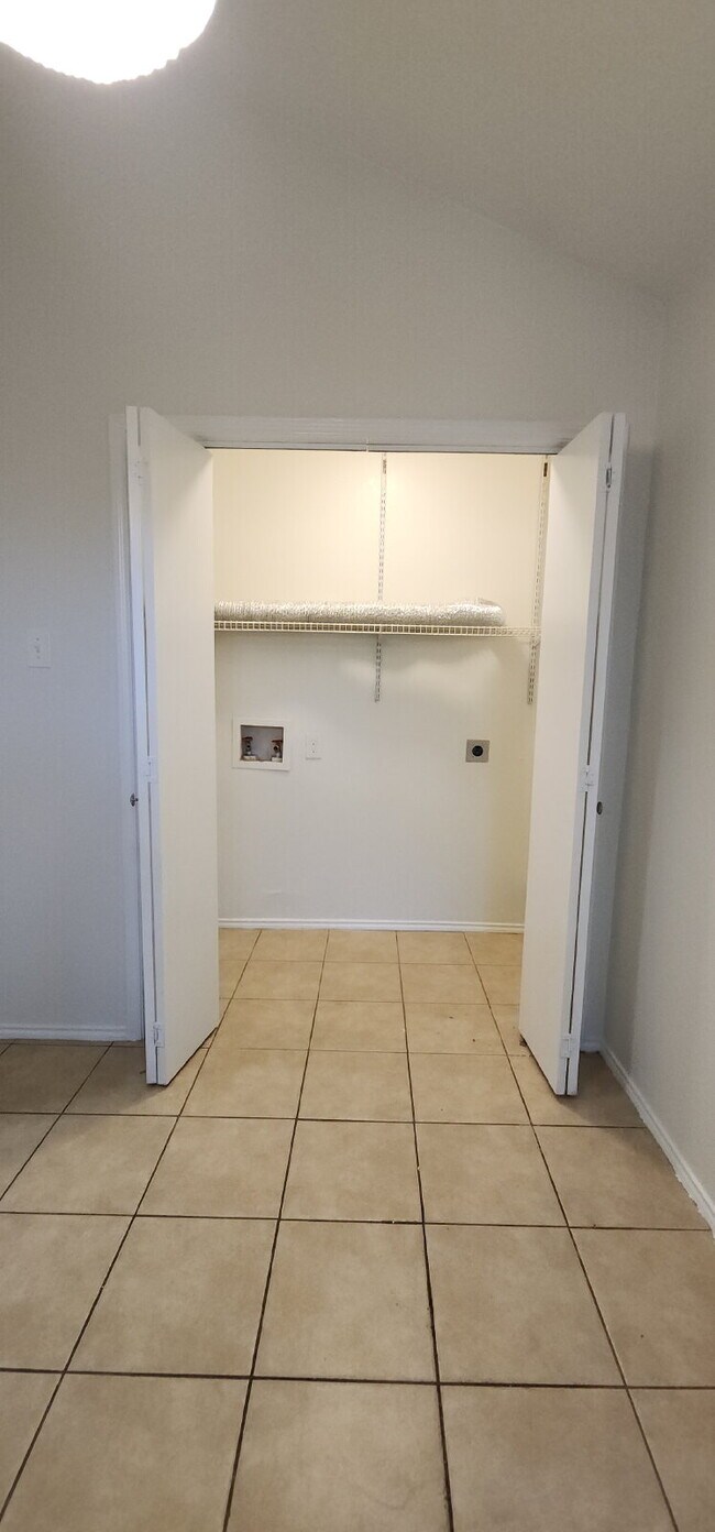 Building Photo - Now Leasing Charming 2 bedroom Townhome with garage & fenced backyard.  – 9110 White Settlement R...