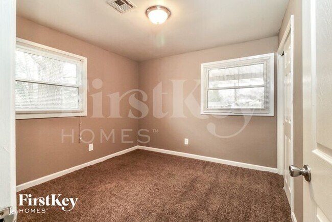 Building Photo - 3015 Kingsley Dr