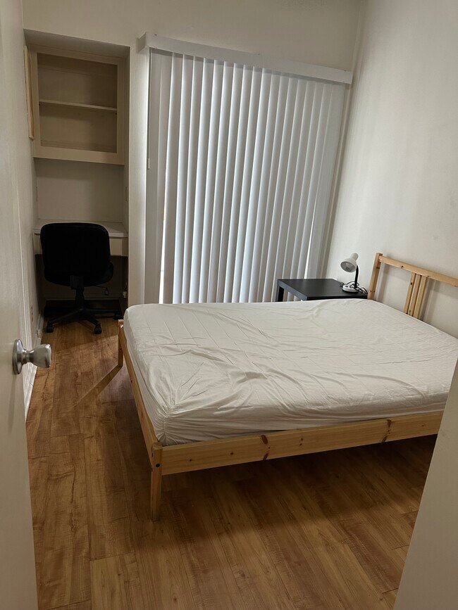 Bedroom B - 2905 Swisher St
