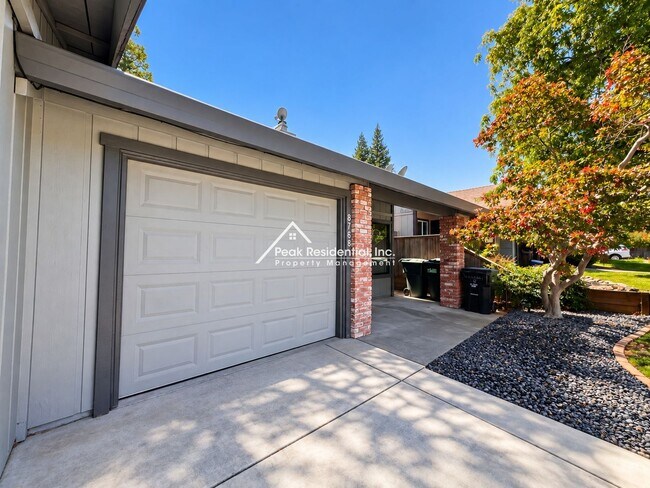 Building Photo - 8768 Mellowdawn Way