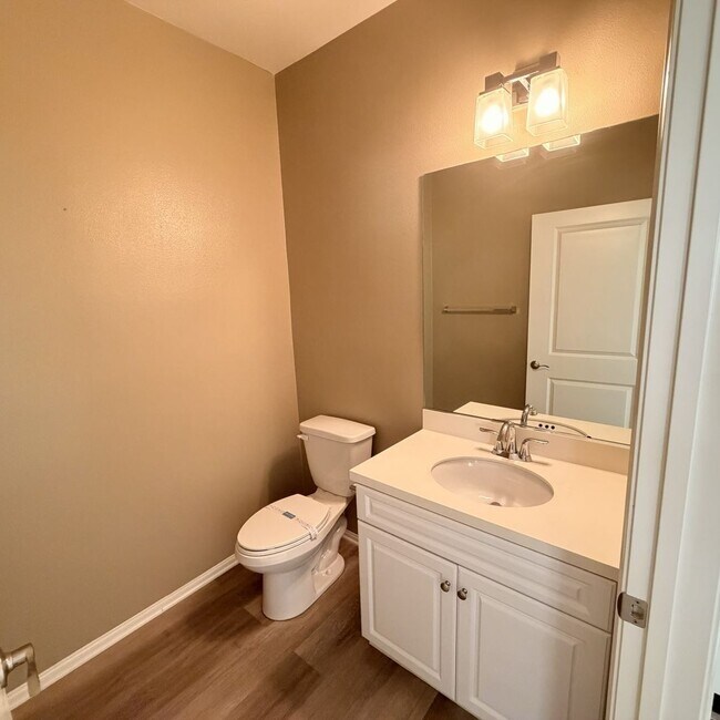 Building Photo - Modern 3-story townhouse in Eastvale-MOVE-IN SPECIAL $2595 FOR FIRST 3 MONTHS!