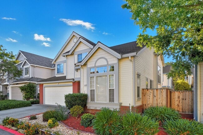 Building Photo - Updated Family Spacious Home w/ Fenced in ...