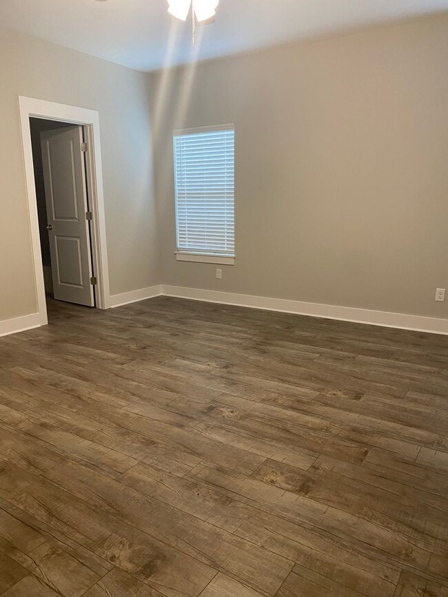 Building Photo - 3 Bedroom, 2 Bath Home in Valley View - PR...