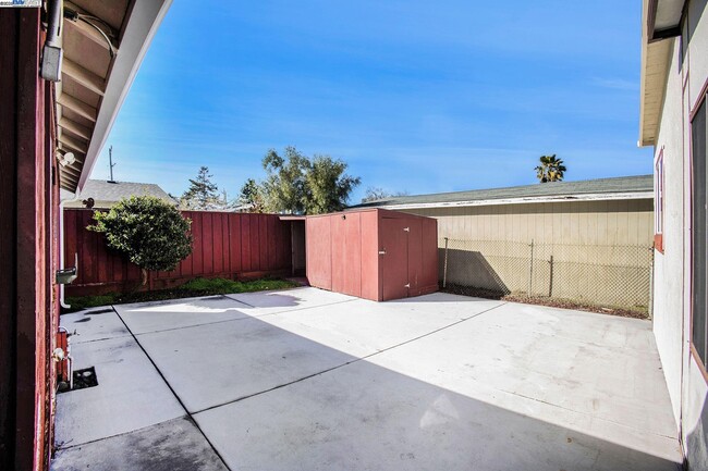 Building Photo - 60 Maitland Dr