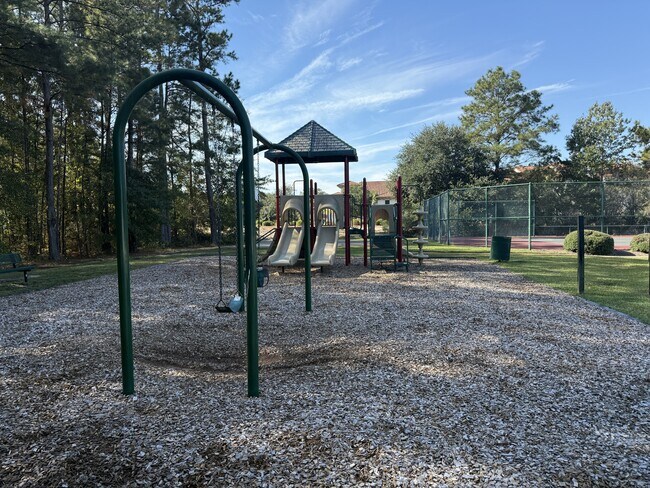 Building Photo - 600 Trellis Square