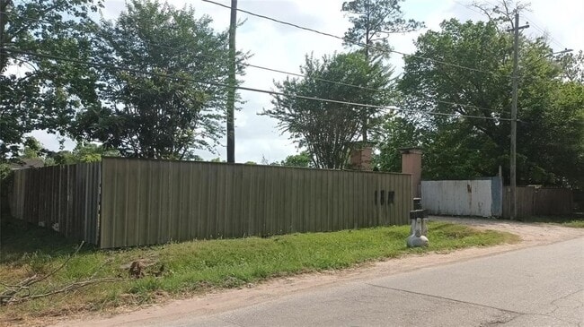 Primary Photo - 1611 De Soto St